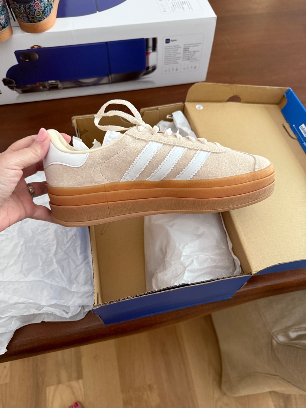 NIB Adidas Men’s Gazelle Platform Sneakers in Beige and White with Gum Sole Sz 7 - Picture 2 of 8